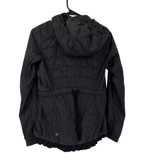 RARE:Lululemon Spring Fling Puffy Windbreaker Animal Swirl Embossed Black Size 4 - Picture 6 of 14